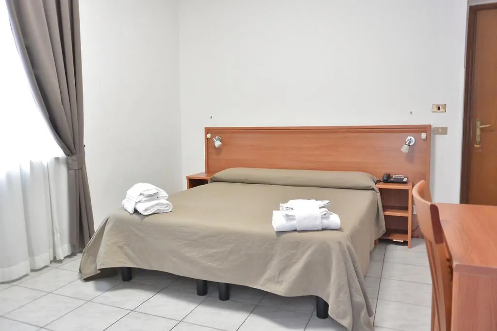 Hotel Trentina Milano 2*,  Italia